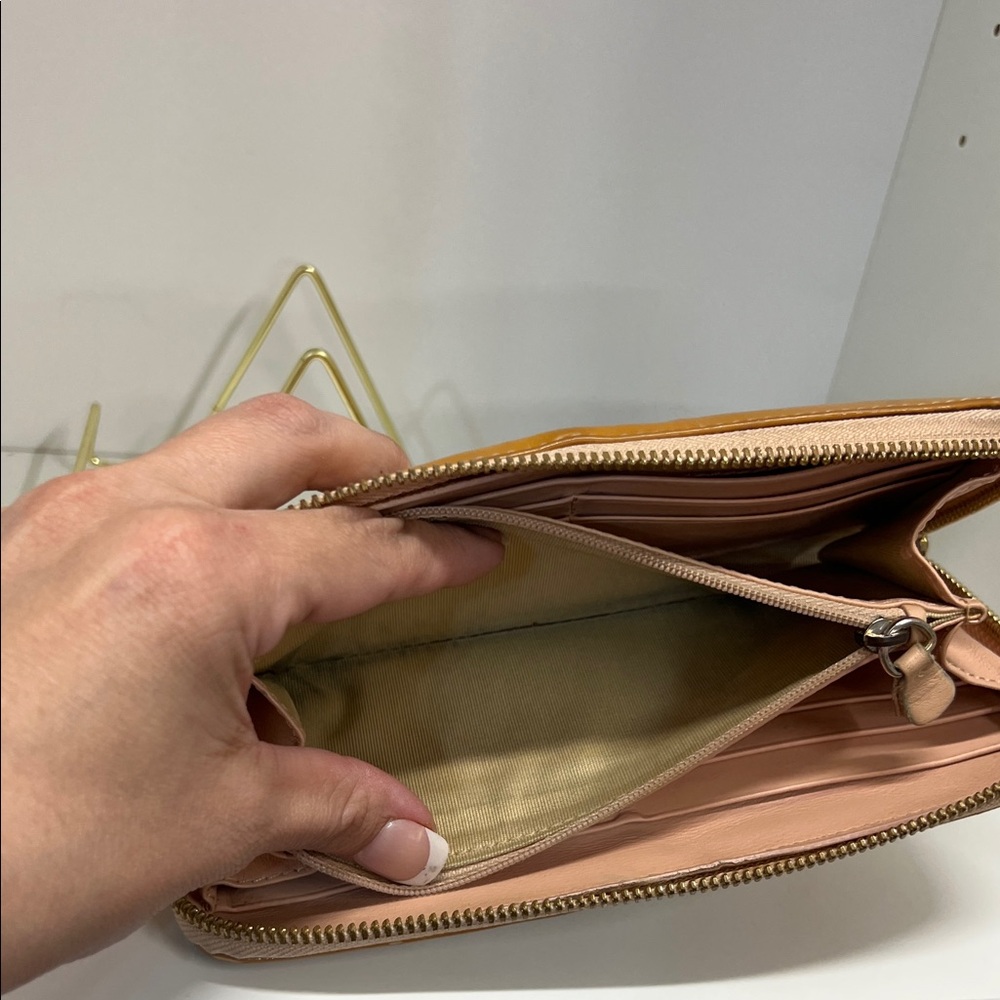 🔥🔥 Jimmy Choo Star-Studded Tan/pink interior Wallet - Picture 9 of 12